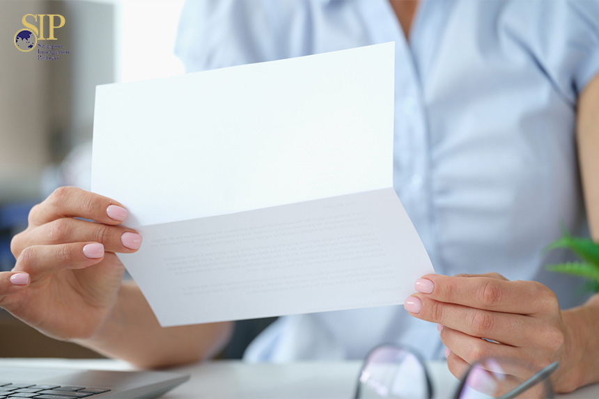 Women reading a letter